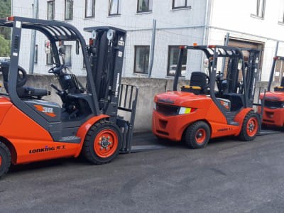 I september 2020 leverte SIA «VVN» tre gaffeltrucker fra selskapets «Lonking»-anlegg til selskapet «Talsu piensaimnieks».2